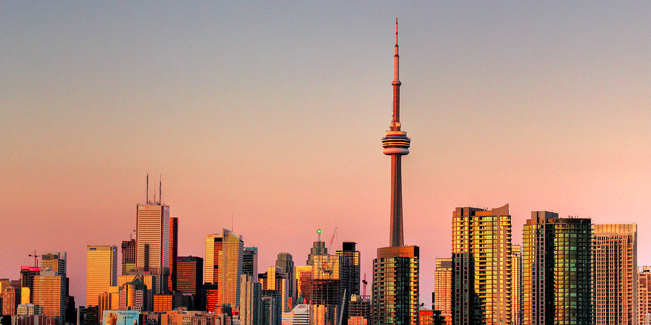 View of the skyline of Toronto at sunset.